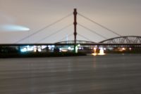 rheinbrücke und industrieanlagen in baerl bei nacht
